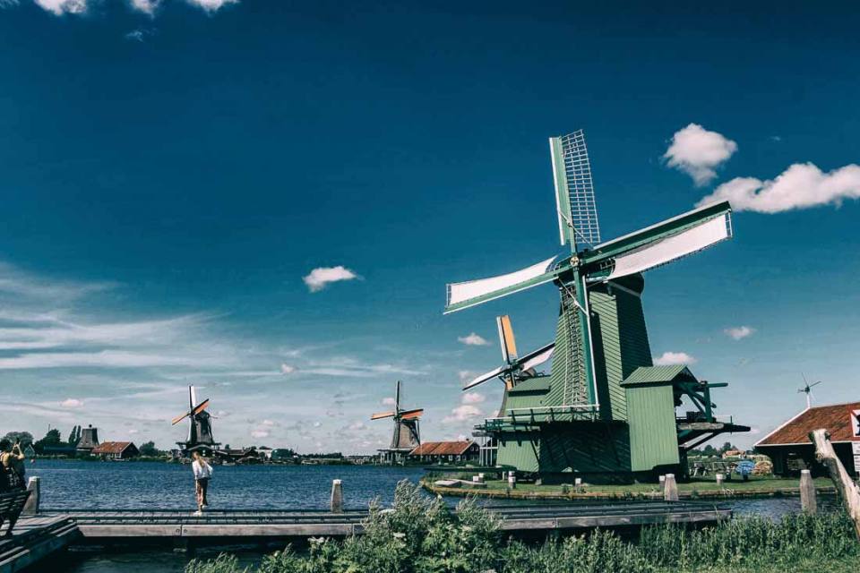 Fotostrasse visited the fantastic city of Zaandam, one of the hidden gems around Amsterdam and we are here to tell you the best things to do in there. Zaandam was built over its industries, being one of the leading cities in the first industrial revolution. One of its trademarks, the amazing windmills, were a big part of this industrial growth and until this day this is a very industrial city, but that doesn’t mean it loses any of its charms.