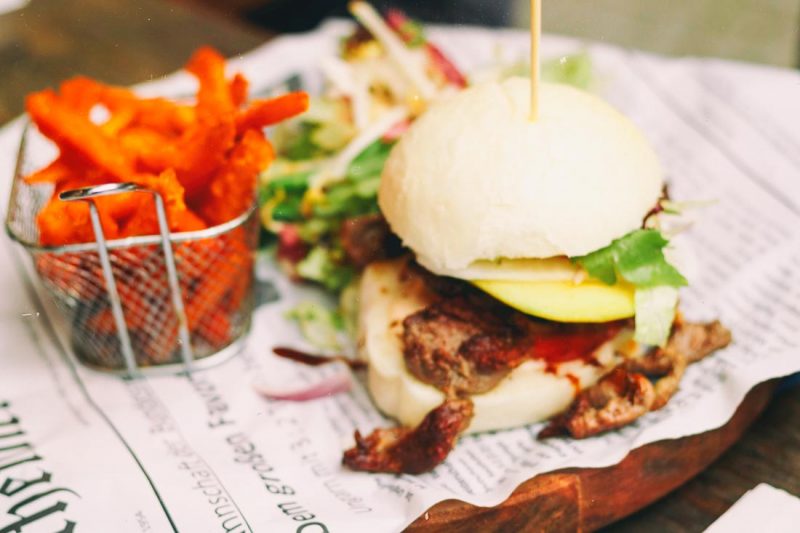 This week of the #52weeksofburgers challenge Fotostrasse goes to Friedrichshain to try some Asian inspired burgers. We were going to a concert in the area, and this seemed like one of the most exciting choices around since we love some bao buns and it was super well rated for the burgers and lobster.