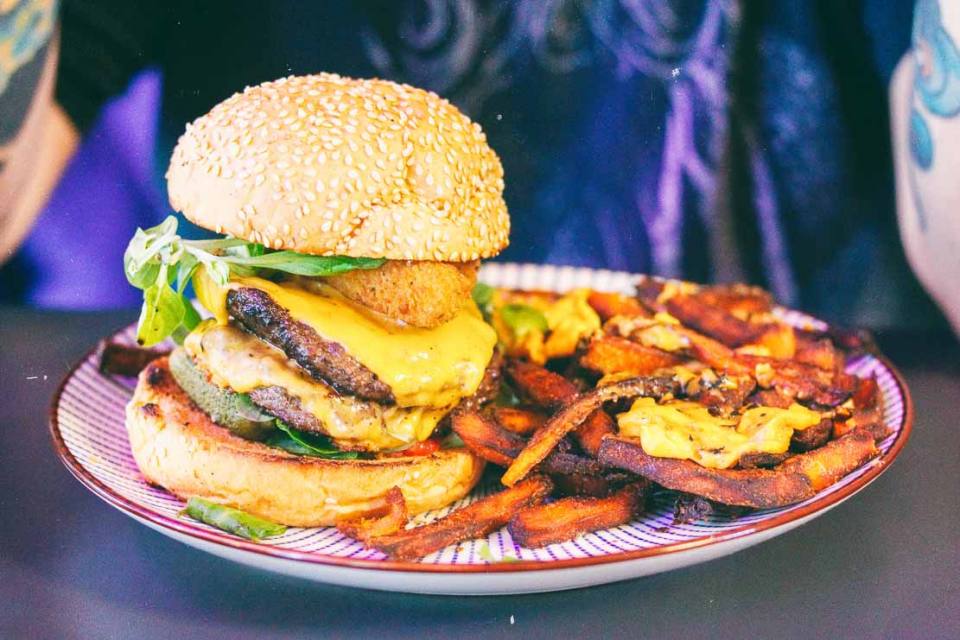 Fotostrasse tries The 8 Burger in this week of the demented #52weeksofburgers challenge. We found this relatively new place close to us in Neukölln and in a lazy Tuesday afternoon we went to check it out.