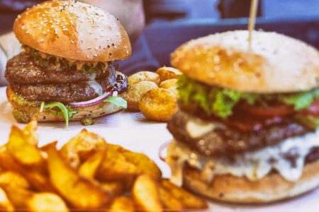 So, this week of the #52weeksofburgers challenge, we get lazy around Neukölln and go to Burgerzimmer IV. Very close to the Boddinstraße U-Bahn station is one of many Burgerzimmers around the city, the place is bigger than most and looks a lot like your regular donner shop. As usual, you order your food, and you grab it when it’s done.