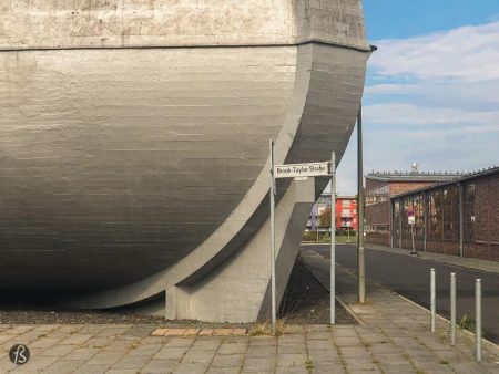 When I arrived at the Aerodynamic Park in Berlin-Adlershof by bike, the first thing I saw was the silver curves of the Big Wind Tunnel, a tubular system that measures between 8 and 12 meters in diameter. This was, also, built between 1932 and 1934 as a part of the German Research Institute of Aviation.