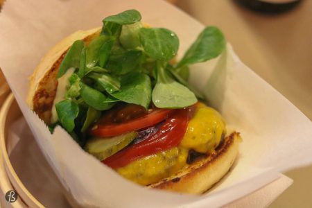 We munch around Charlottenburg at Shiso Burger Kantstrasse on this week of the insane #52weeksofburgers challenge. Fotostrasse revisits the first burger place we went for the challenge, but this time we are trying out their real meaty burgers in their Kantstraße shop.