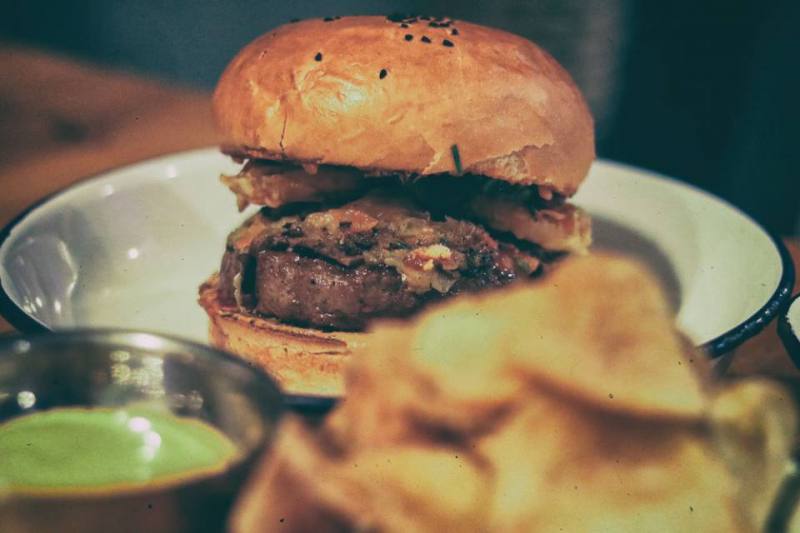 This week Fotostrasse leaves Berlin for the #52weeksofburgers challenge and explores Poland in the lovely city of Poznań. Since we cannot miss the chance to taste a different view on burgers, we looked for one that seemed kind enough and found Fat Bob Burger.