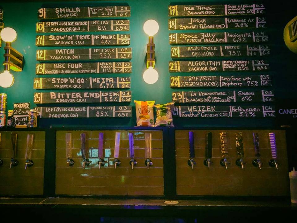 Protokoll is a craft beer bar that opened in July 2017 in one of the many back streets in Friedrichshain. There you can find more than 20 different types of beer on tap and close to 50 different beer bottles, more than enough for a night out with friends.