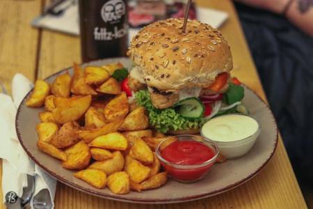 Fotostrasse decides to leave all meat out of this week's menu, and munch at the vegan Loveburger in Neukölln. Loveburger is a decently sized and recently opened 100% vegan burger place in Neukölln, so we decided to give it a go.