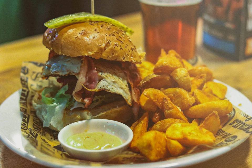 This week of the #52weeksofburger challenge, Fotostrasse goes to Belushi’s in Mitte. Belushi’s is part of a popular chain hostel, and the bar is a hot spot for those who want to watch some games, have a nice beer and eat something.