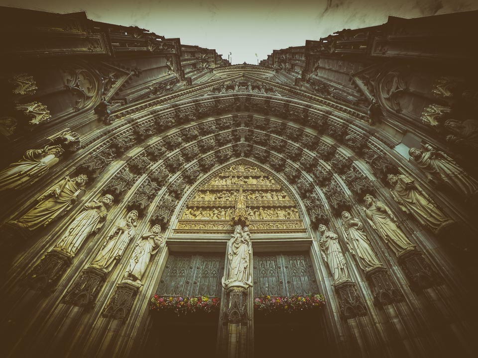 The Cologne Cathedral has a long pilgrimage tradition in the Christianity, dating back to the Middle Ages. All of this because this is where you can find one of the most precious relics of Catholicism: the Shrine of the Three Holy Kings, which was brought to Cologne in 1164.