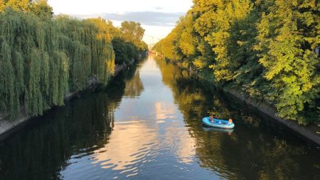 36 Hours in Neukölln: Berlin Coolest Neighborhood - After lunch, I’d take a walk around the area with a beer in my hand and explore the beauty of the Landwehrkanal that splits Neukölln from Kreuzberg. It’s easy to sit by the water and have some brews while you see the trees, the boats and the people walking by. It’s one of my favorite pastimes during the summer months, and I feel like you should try it as well.