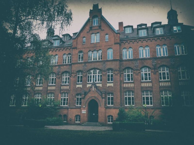 A lot happens to the police officer know as Ulrich Nielsen in the Netflix Series Dark. But, here, we are not going to talk much about him. This article is about one of the many Dark Locations we found around Berlin. If you’re a fan of the series, you know about the mental asylum where Ulrich was locked in 1953.