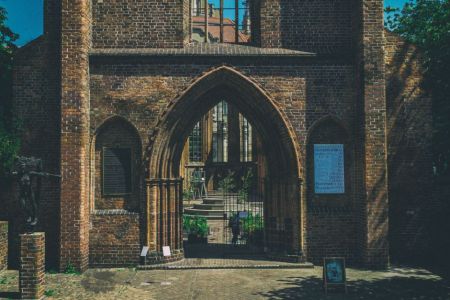 If you ever walked around Alexanderplatz, Altes Stadthaus, and the Alexa shopping mall, you have seen the ruins of a church. That is the Franziskaner-Klosterkirche, founded in 1250 and destroyed by Allied bombing in April 1945, in the last days of the Second World War.