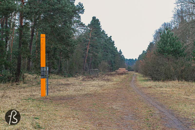 Early in 2018, our friends from Canal Alemanizando shared the news that they visited the Church from Netflix’s series Dark. Once we knew about the location, we opened Google Maps. We realized that it was near where the Berlin Wall used to stand and next to these abandoned train tracks that we always wanted to explore. So, on a cold Sunday morning, we got our cameras ready and went on a walk from Wannsee to Stahnsdorf, exploring the Friedhofsbahn along the way.