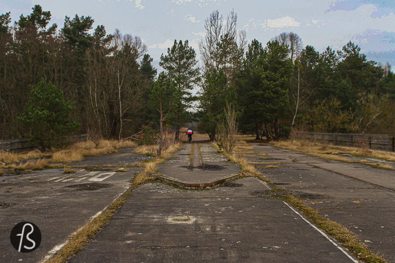 Early in 2018, our friends from Canal Alemanizando shared the news that they visited the Church from Netflix’s series Dark. Once we knew about the location, we opened Google Maps. We realized that it was near where the Berlin Wall used to stand and next to these abandoned train tracks that we always wanted to explore. So, on a cold Sunday morning, we got our cameras ready and went on a walk from Wannsee to Stahnsdorf, exploring the Friedhofsbahn along the way.