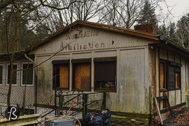 At the end of 1999, the asphalt of the road was removed. The Friedhofsbahn train bridge was dismantled as well and, today, it’s a know graffiti spot in the area. In 2004, the campsite was closed, and, in 2010, a mysterious bidder bought the entire area for 45,000 euros, the minimum bid asked for this place.