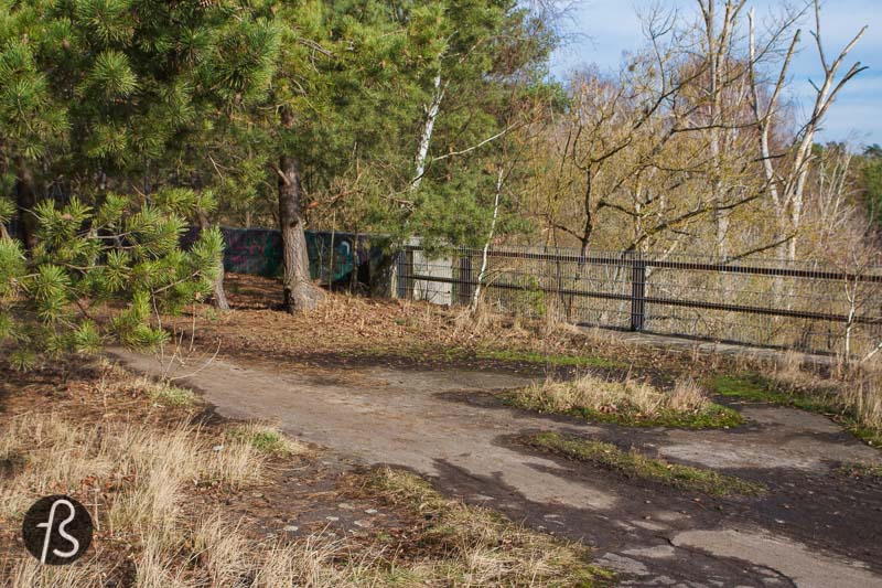 At the end of 1999, the asphalt of the road was removed. The Friedhofsbahn train bridge was dismantled as well and, today, it’s a know graffiti spot in the area. In 2004, the campsite was closed, and, in 2010, a mysterious bidder bought the entire area for 45,000 euros, the minimum bid asked for this place.