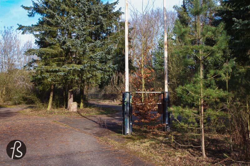 A visit to the Checkpoint Bravo in Dreilinden is fantastic for those interested in history and urban exploration. But we believe it’s better to enter the forest and follow the Friedhofsbahn trail as well. This way, you can see more history and other exciting photo spots along the way.