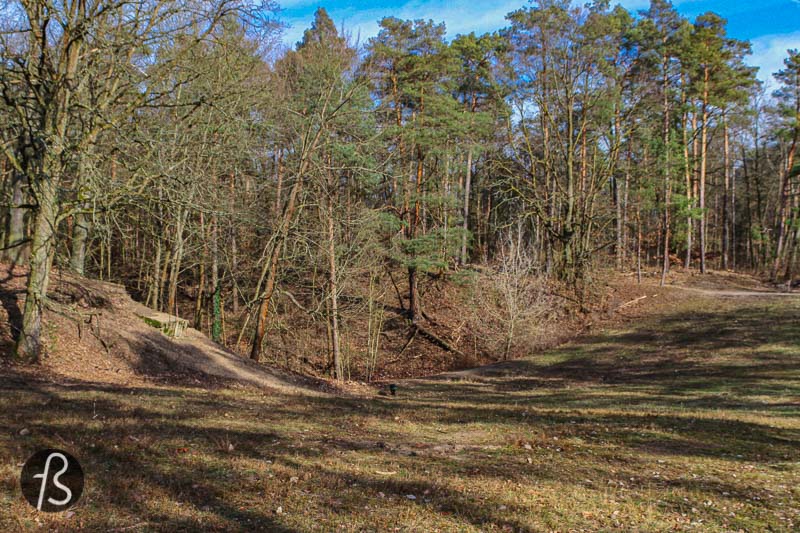 A visit to the Checkpoint Bravo in Dreilinden is fantastic for those interested in history and urban exploration. But we believe it’s better to enter the forest and follow the Friedhofsbahn trail as well. This way, you can see more history and other exciting photo spots along the way.