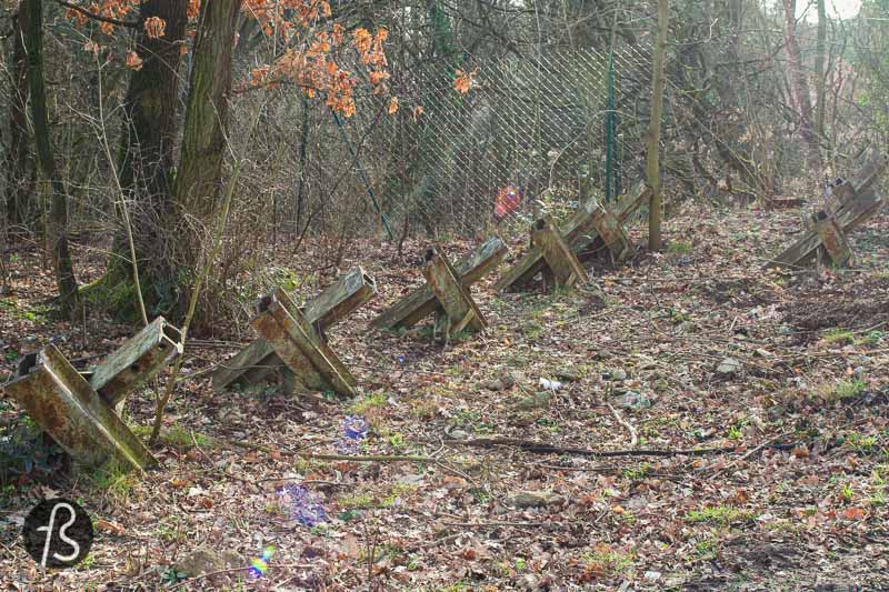 A visit to the Checkpoint Bravo in Dreilinden is fantastic for those interested in history and urban exploration. But we believe it’s better to enter the forest and follow the Friedhofsbahn trail as well. This way, you can see more history and other exciting photo spots along the way.