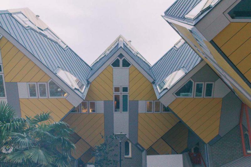 It seems like the Cube House of Rotterdam is stranded above roads and stuck next to the harbor by the strong wind that blows from the sea. But this popular tourist attraction is also a bizarre architectural experiment and this is the main reason why we decided to spend some time there during a cold January afternoon.