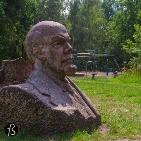 It seems like the Lenin statue in the Potsdam Volkspark came secretly to its location. Nobody knows what happened here, but we know that there is a massive Lenin bust sitting peacefully in one of the largest parks in Potsdam. Nobody voted for it to be there, the people that take care of parks didn't do it, but it is there now.