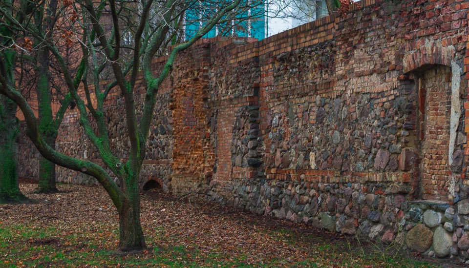 If you walk around the U-Bahnhof Klosterstraße, you will find your way into Littenstraße. There you can see some reddish-brown walls made of a combination of different materials. Bricks, stones, large rocks, these were added and removed through the centuries. Now there are around 150 meters of the former Old City Wall of Berlin still standing. From the 2.5km that existed in the past, only a small piece survived as the rear walls of houses in the area.