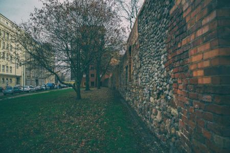 Most people that visit Berlin know the history behind the wall that divided the city during the Cold War. But there is another historic wall waiting to be discovered in the middle of the town. This is the Old City Wall of Berlin that witnesses the medieval past of the city.