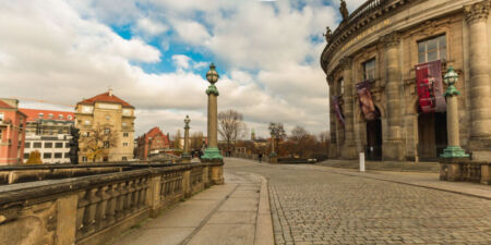 When Beth Harmon went to Paris in 1967, some outside shots are used to transport the audience from the US straight into Europe. One of the shots was easy to recognize for us since it showed a piece of the Museum Island, in the heart of Berlin.