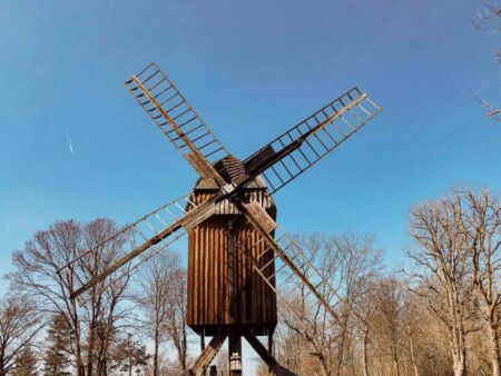 The Gatower Mühle is one of eight windmills still standing in Berlin. This one can be found in Gatow, a neighbourhood south of Spandau and across the waters from Grunewald. And since we have been looking for windmills around Berlin for a while now, we had to write something about this one.