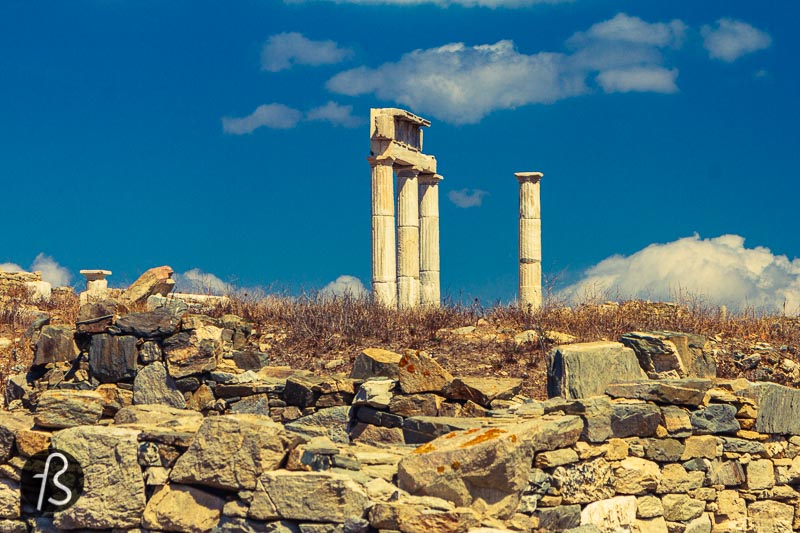 Before we go into history, we have to say that Delos's geographical location was critical to island development. Since it's located roughly at the centre of the Cyclades and almost in the middle of the route between the eastern Greek islands and the mainland, it was only natural that Delos ended up becoming a harbour. Later, it developed into one of the most important ports in the eastern part of the Mediterranean.