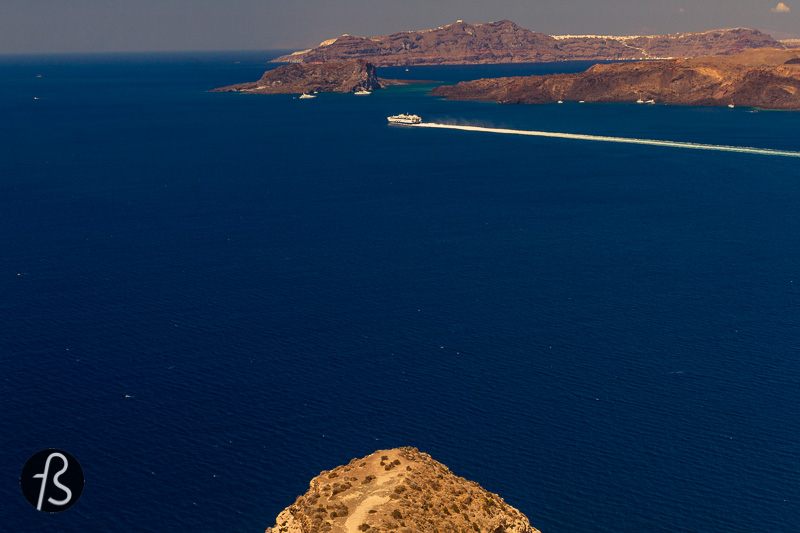 But, once we were next to the crater, looking down at the cliffs next to Megalochori, we spotted a trail in the distance. Maybe, this could be the place where we would find the heart of Santorini? Perhaps just a dead-end path? We decided to walk there and what we found was quite a surprise.