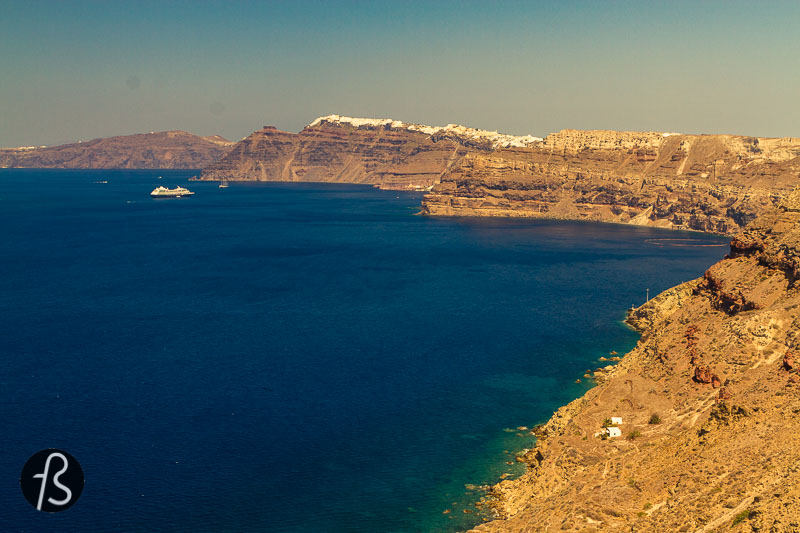 But, once we were next to the crater, looking down at the cliffs next to Megalochori, we spotted a trail in the distance. Maybe, this could be the place where we would find the heart of Santorini? Perhaps just a dead-end path? We decided to walk there and what we found was quite a surprise.