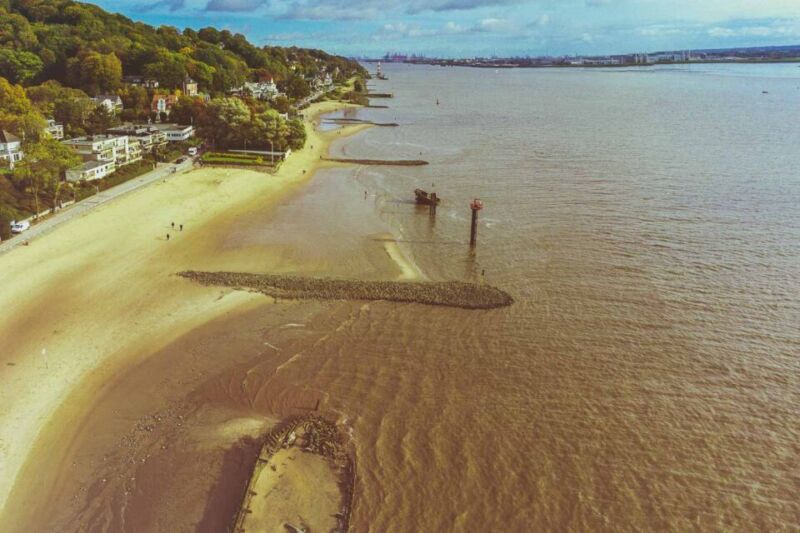 They mysteriously rise from the Elbe as a reminder of the Hanseatic past of a city like Hamburg. These are the Blankenese Shipwrecks, and it's easy to spot them when you follow the Falkensteiner Ufer along the Elbe.