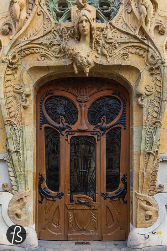 The Lavirotte Building is an apartment building in the heart of Paris, on 29 Avenue Rapp in the 7th arrondissement. Built between 1899 and 1901, it was designed by architect Jules Lavirotte, and it's one of the best examples of Art Nouveau that survived the years in the city. The facade is the main element here, decorated with ceramic tiles and incredible sculptures. It even won the award of the most original new facade in the 7th arrondissement, all the way back in 1901.
