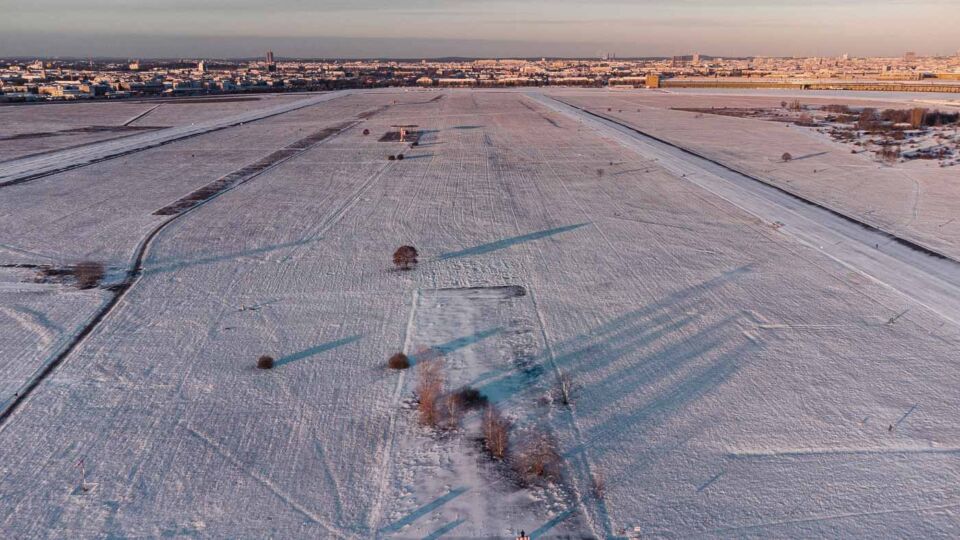Early on a Friday morning, I took my drone to Tempelhof with the explicit goal of capturing how gorgeous the park looks like covered in snow from above. And the pictures and videos I shot there prove that I was right to leave the comfort of my house and head to the park.