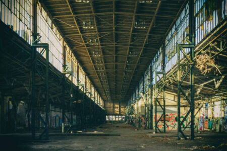 We passed by bike a few times on our way to Adlershof, and we always wondered what it would look like from inside the fences. We knew about the abandoned Flugplatz Johannisthal for years, and we even tried to find our way a few years ago. Still, we only made it in early January 2021.