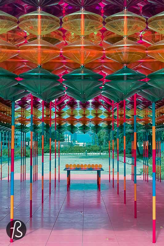 Filtered Rays was designed as a permanent pavilion for the Hotel Estrel Berlin. However, Yinka Ilori chose to develop the project in a collapsible way so that the entire place could be dismantled and transported to another location.