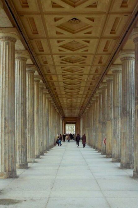 Historically speaking, the Kolonnadenhof is an interesting place. It started as the brainchild of Karl Friedrich Schinkel. In 1880, the courtyard garden was designed by former Tiergarten director Eduard Neide. Today, the redesigned Kolonnadenhof is listed as part of the UNESCO World Heritage Site.