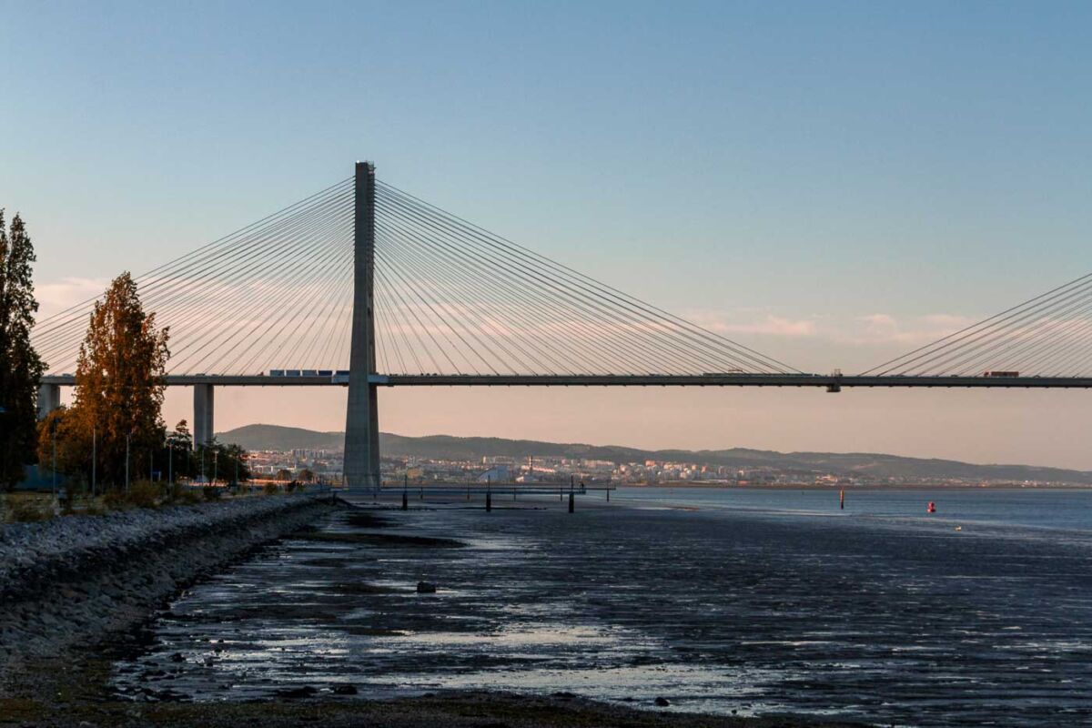 Are you seeking a peaceful moment after walking around in this bustling district? Take a stroll through Parque do Tejo, a waterfront park beloved by locals. Here, you can escape the tourist crowds and watch residents jog, cycle, or walk their dogs along the boardwalk. 
