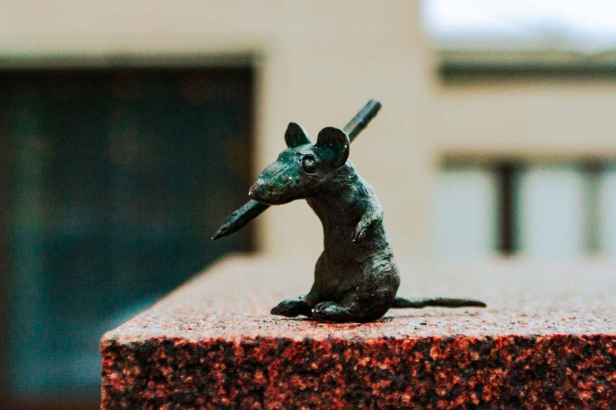 Guess who's the surprise greeter at the National Archives of Finland? Yep, you got it – a teeny, tiny mouse! And I call it the Helsinki's Wise Mice. 