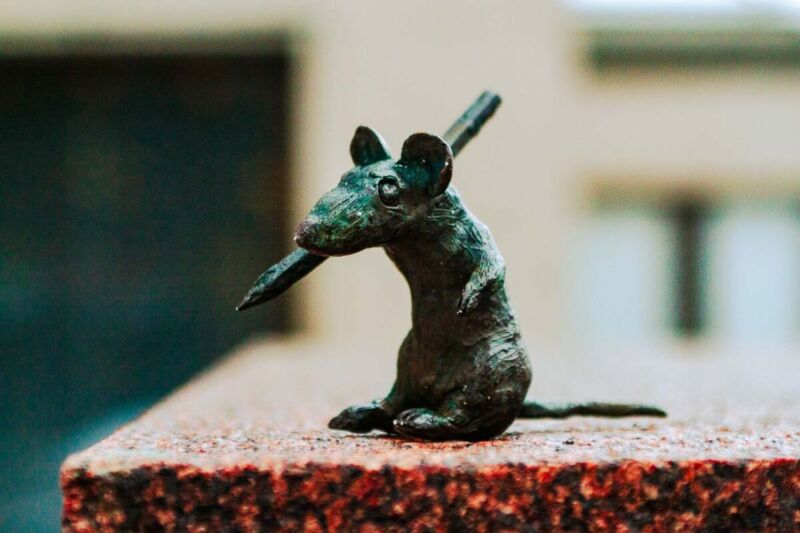 Guess who's the surprise greeter at the National Archives of Finland? Yep, you got it – a teeny, tiny mouse! And I call it the Helsinki's Wise Mice. 