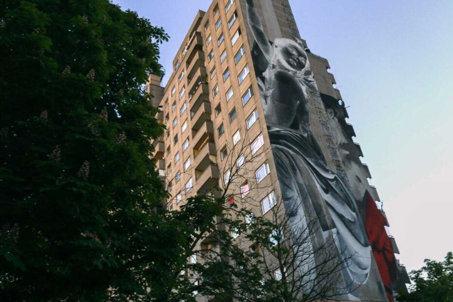 Berlin is filled with incredible street art, but a one-piece mural on Prinzenstrasse holds a unique surprise. The Daphne and Apollo mural, a towering collaboration between artists Francisco Bosoletti and Young Jarus, retells an ancient Greek myth with a hidden twist.