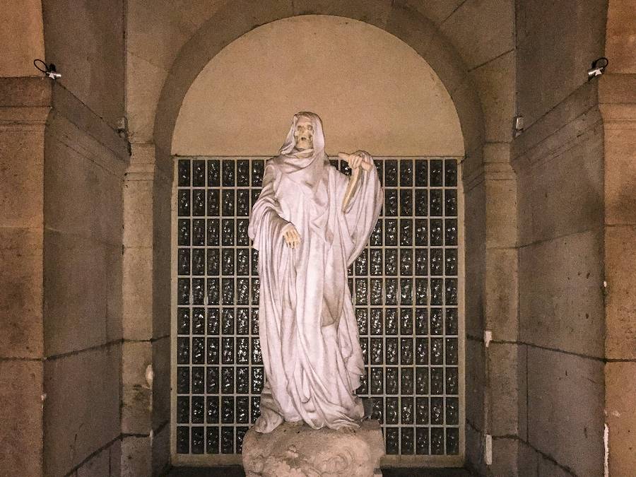 Nestled within the Université Paris Descartes courtyard lies a hauntingly beautiful sculpture – The Statue of Death. Carved in 1910 by Henri Allouard, this marble masterpiece depicts a cloaked Grim Reaper standing on a pedestal of worldly treasures.