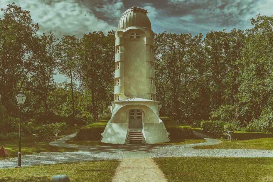 Nestled in a park surrounding Potsdam's city center, the Einstein Tower stands as a testament to architectural brilliance and scientific inquiry. This iconic structure, designed by Erich Mendelsohn, was built between 1919 and 1924 in collaboration with physicist Albert Einstein and astronomer Erwin Finlay Freundlich.