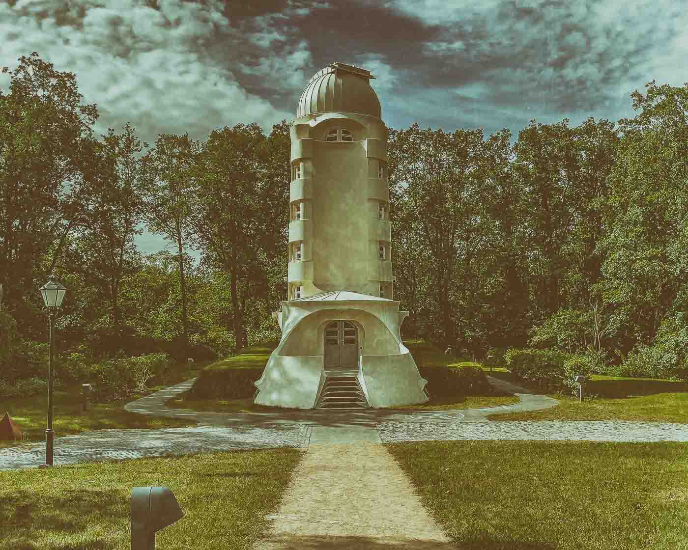 Nestled in a park surrounding Potsdam's city center, the Einstein Tower stands as a testament to architectural brilliance and scientific inquiry. This iconic structure, designed by Erich Mendelsohn, was built between 1919 and 1924 in collaboration with physicist Albert Einstein and astronomer Erwin Finlay Freundlich.