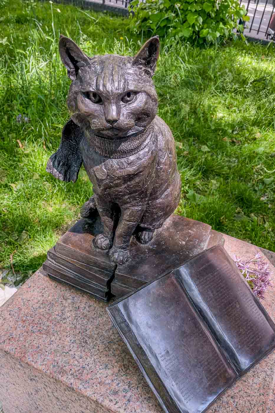 London's rich history is etched in its countless monuments, many honoring heroes and pioneers. But tucked away in a peaceful corner of Islington, a unique statue celebrates a different kind of legend: Street Cat Bob.