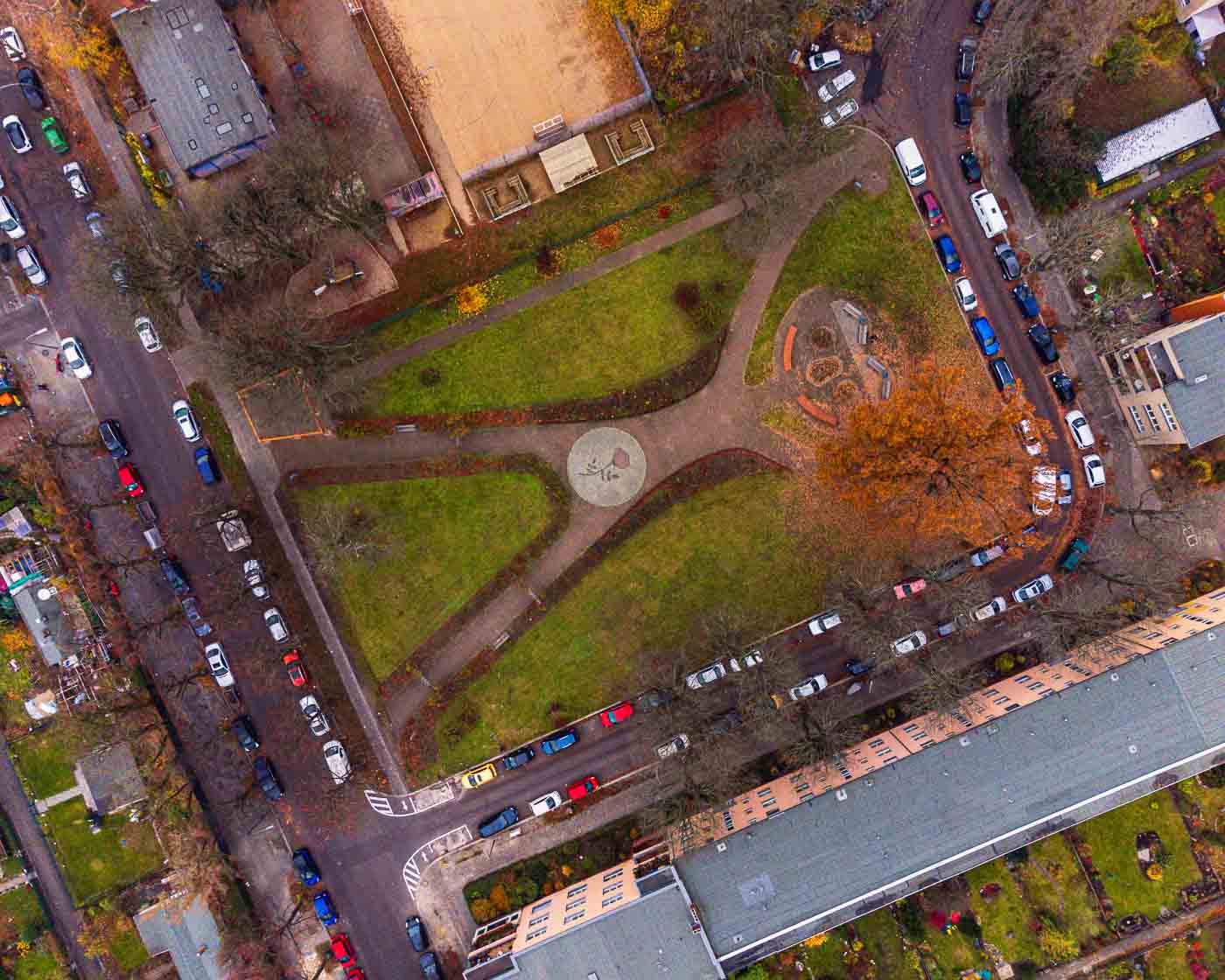 Berlin is a city full of surprises, and tucked away in the charming neighborhood of Neukölln-Britz lies one truly charming – Buschrosenplatz. This square might seem ordinary from the ground, but take to the skies, and you'll witness something truly magical.