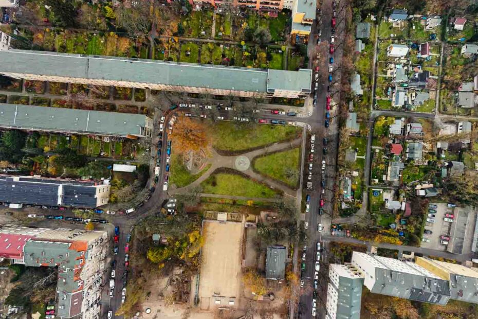 Berlin is a city full of surprises, and tucked away in the charming neighborhood of Neukölln-Britz lies one truly charming – Buschrosenplatz. This square might seem ordinary from the ground, but take to the skies, and you'll witness something truly magical.