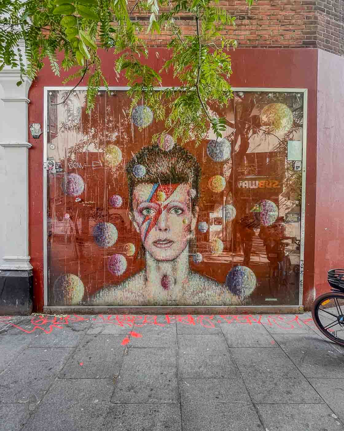 In the heart of Brixton, the neighborhood where David Bowie was born and raised, a vibrant mural captures the essence of his flamboyant personality. Located on the side of Morley's Department Store, opposite the Brixton tube station, this artwork by Australian artist James Cochran depicts David Bowie as his alter ego, Ziggy Stardust. The lightning bolt painted on his face, symbolizing the duality of the mind, has become synonymous with Bowie's image.