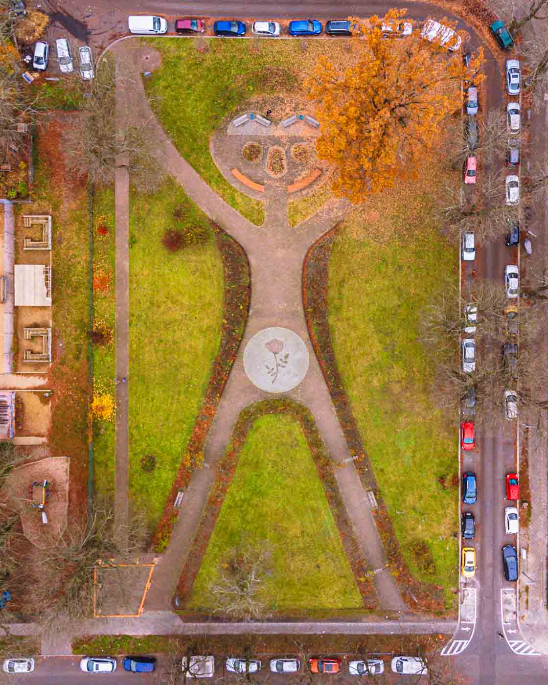 Berlin is a city full of surprises, and tucked away in the charming neighborhood of Neukölln-Britz lies one truly charming – Buschrosenplatz. This square might seem ordinary from the ground, but take to the skies, and you'll witness something truly magical.