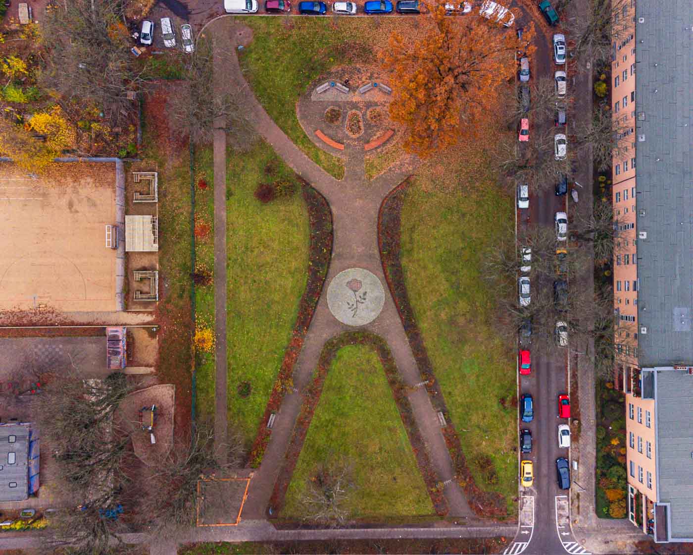 Berlin is a city full of surprises, and tucked away in the charming neighborhood of Neukölln-Britz lies one truly charming – Buschrosenplatz. This square might seem ordinary from the ground, but take to the skies, and you'll witness something truly magical.