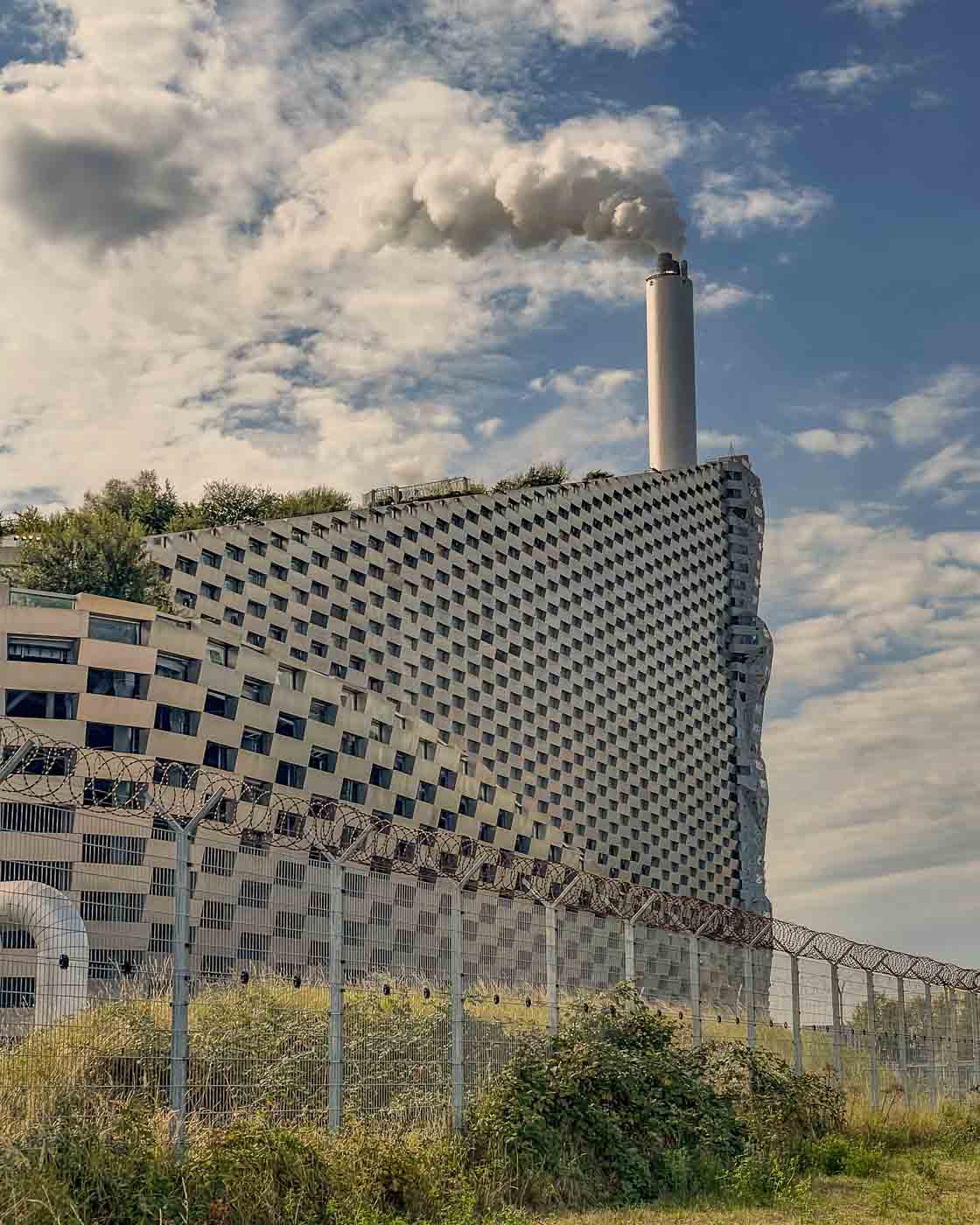 Copenhill is primarily a waste-to-energy plant, processing around 440,000 tonnes of waste each year. It converts this waste into electricity and heat, contributing significantly to Copenhagen’s sustainable energy goals. However, the most striking feature of Copenhill is its 360-meter-long artificial ski slope, the world’s largest urban ski slope. It is so fantastically weird that I need to write an entire article about it.